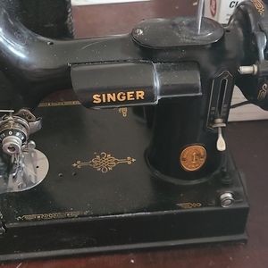 Singer sewing machine 221-1